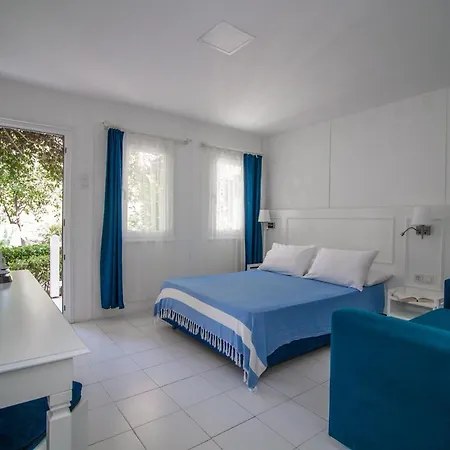 Blue & White Hotel Чирали Экстерьер фото