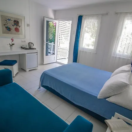 Blue & White Hotel Чирали Экстерьер фото
