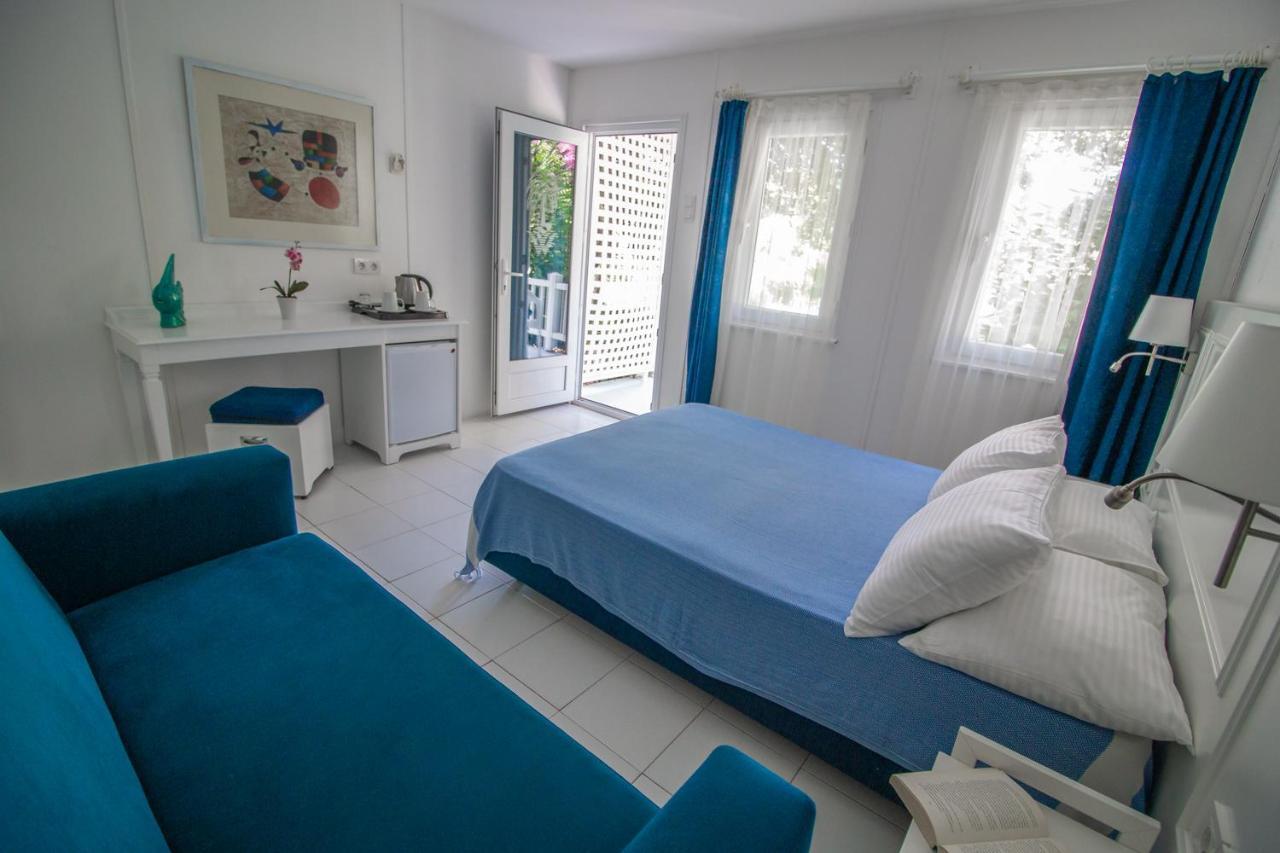Blue & White 3*